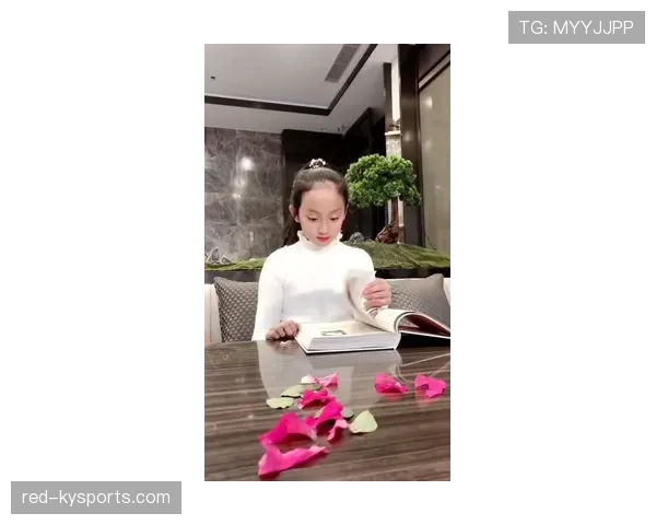 杨倩喝咖啡比训练还认真的样子，真像办公室里的拼命三郎啊
